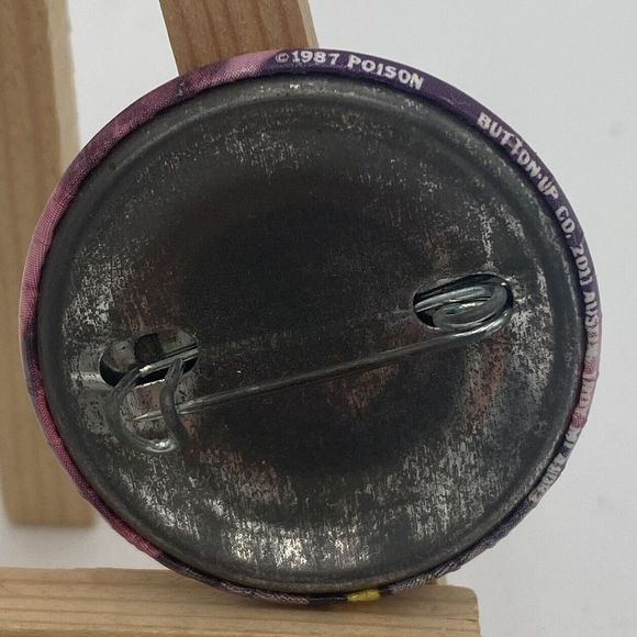 POISON BUTTON PINBACK FAN CONCERT SOUVENIR 1980'S GLAM METAL HAIR BAND GROUP - Picture 2 of 4